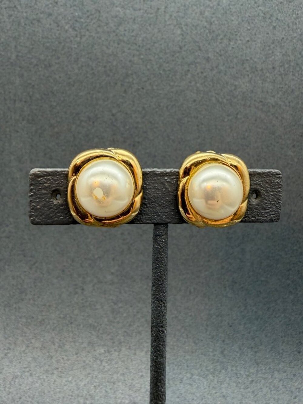 Jaclyn Smith Classics Clip Earrings 0.75 In As Is Gold White Pearl Vintage Retro